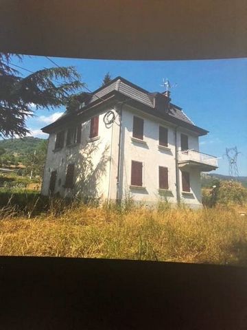 Country house in the north of Italy with 4'500m2 of land 280m2 of living space, renovated 7 bedrooms 3 kitchens 3 bathrooms 1 large garage in a small house Price Euro 325,000. -