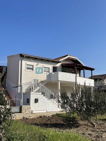 Location: Šibensko-kninska županija, Murter, Murter. MURTER - For sale, a detached house in a quiet location, 400 m from the center, and about 900 m to the beach. The house was built on a plot of land of 170 m2. The house has 2 apartments, each with ...