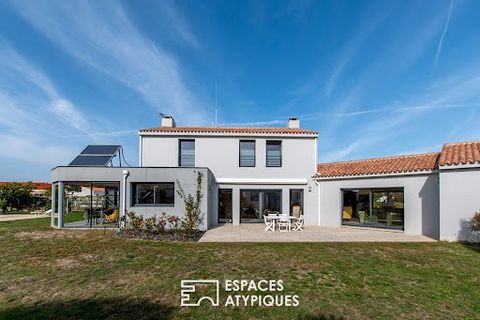 In the town of Givrand, this property with 236 m2 of living space is set on 1732 m2 of land. This contemporary house from 2008 is distinguished by its design around a large garden space, not overlooked and by generously sized living rooms. Large bay ...