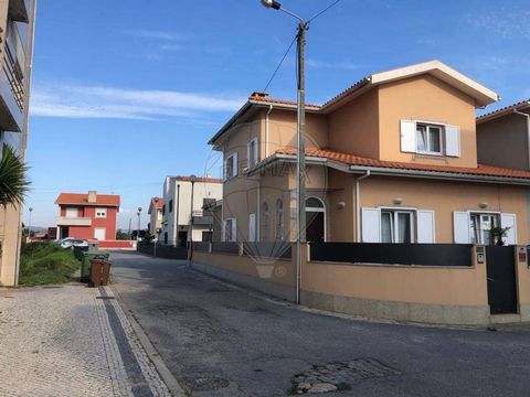 Property, preferably, intended for investors due to the fact that it is rented. Charming 4 bedroom villa fully furnished and equipped, with an impressive total area of 220m2. With 3 fronts, all rooms have direct light, creating a bright and welcoming...