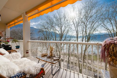 ANNECY - APARTMENT FACING THE LAKE Close to the town centre, in a luxury, secure residence, come and discover this bright, fully renovated apartment (approx. 102 m2). Accommodation, comprising an entrance hall, a fitted and equipped open-plan kitchen...