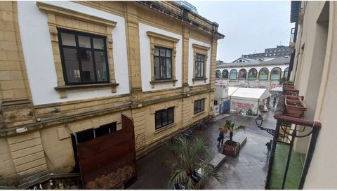 OPPORTUNITY!! Flat for sale in the Old Town of Donostia of 140 m2. It consists of 4 bedrooms and two full bathrooms. 2nd floor without elevator. 4 balconies to the outside, east facing. The structure of the building is mixed. Two years ago, the ITE p...
