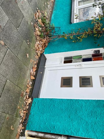 Hello interested parties, Mid-terrace house in Bremen Hastedt and small enchanted garden This charmingly designed detached house offers you 140 m² of living space spread over two levels. In the entrance area, colorful Murano glass bricks are the firs...
