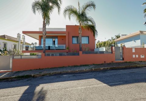 Stunning 3 bedroom villa with 300 sqm on a 500 sqm plot with private swimming pool located very close to the village of Fuseta. The upper terrace has 125 sqm with a very privileged view over the Ria Formosa and the Serra. Harmonious spaces throughout...