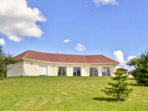 This single-storey architect-designed villa, with an independent apartment, is located in a hamlet, not far from a village, bordering the Béarn and Landes departments, perfectly situated between the Atlantic ocean and the Pyrenees mountains. The vill...
