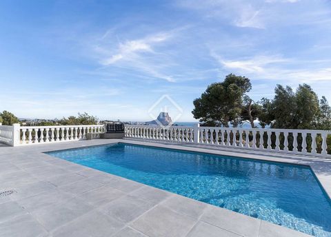 Nestled in the prestigious residential area of La Canuta in Calpe, this exclusive villa of 245 sqm offers the epitome of luxury living. Boasting proximity to both the beach and the city centre with all its amenities, this property enjoys an enviable ...