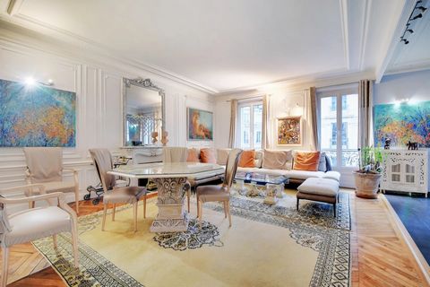 Confidential Listing: In the heart of the 9th arrondissement, we exclusively offer you an exceptional 153 m² square meter apartment on the 3rd floor with elevator of a well-kept Haussmann building. The apartment is located in Rochehouart and comprise...