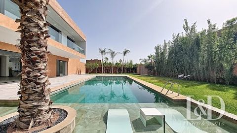 For sale very beautiful contemporary villa in Marrakech Route de lâOurika KM10 Located in a private and secure domain of one hectare this magnificent villa of 480 m² is built on a land of 2300 m². Its green garden planted with palm trees, olive trees...