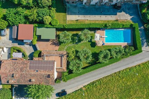In Lugana di Sirmione in the locality of Chiodi, a very quiet area but a few minutes drive from the lake and all services, sale of fantastic fully detached farmhouse on a plot of approx. 1,000 sqm with a beautiful swimming pool surrounded by a large ...