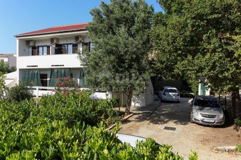 Location: Zadarska županija, Pag, Pag. ISLAND OF PAG, CITY OF PAG, detached family house We are selling a detached family house in a good and quiet location surrounded by greenery and family houses. The house is in the nature of a multi-storey house ...
