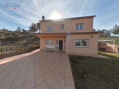 Villa of 160m2 built and 120m2 useful, distributed in a large living room of 30m2, kitchen of 20m2, 3 double bedrooms and a bathroom and a courtesy and garage for two cars. Fully furnished and with appliances, ready to move into. Built on a plot of 4...