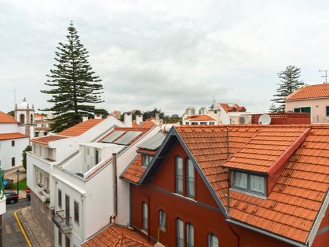 Furnished duplex flat with 160 m2 (ABP) is located in an excellent area of the historic centre, on the second line in relation to the Bay of Cascais. With plenty of natural light and two balconies great for enjoying the pleasant weather usual in this...