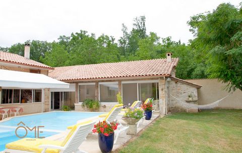 3km from Souillac, in the town of Pinsac, house on a plot of 14,000m2 with private access to the Dordogne. In winter, you can pick porcini mushrooms and chanterelles, and in summer, enjoy your private beach. The house is made of stone with a tiled ro...