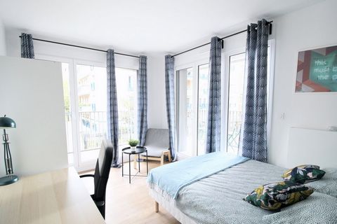 Bedroom of 11m², fully furnished. It has a double bed (140x190) and a bedside table with lamp. A working area is included, composed of a desk with chair and lamp. The room also offers several storage spaces: a built-in cupboard with wardrobe and a sh...