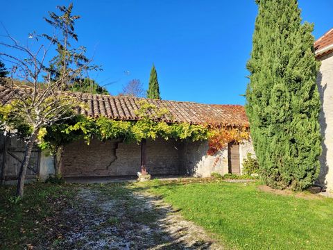 EXCLUSIVE TO BEAUX VILLAGES! Beautiful stone house located in a small village a few kilometres from Montcuq, Lot. This building, in good condition, comprises an entrance hall, a large living room with fireplace and exposed stone walls, a kitchen/dini...