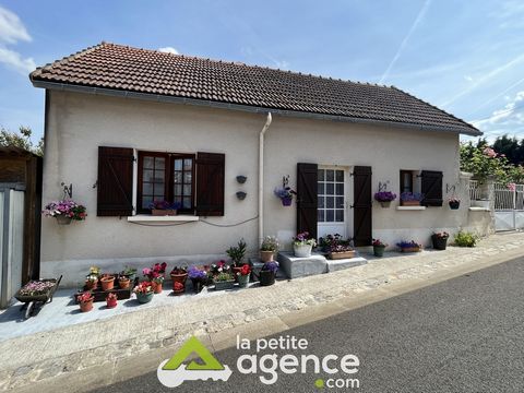 The small agency offers you a residential house of 112m2, a gîte of 32m2, and a barn of 137m2 on a plot of 970m2 with garden, swimming pool, vegetable garden and fruit trees. Located in the town of Bazaiges, 1 minute from the A20 between Paris and To...