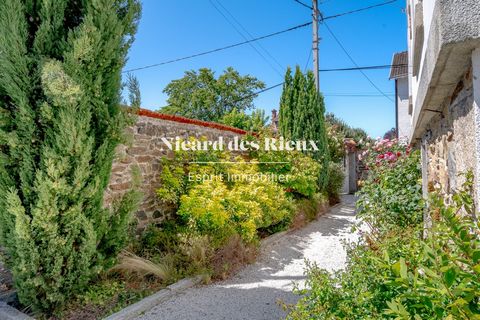 Located in the centre of Saint Junien, just 100 metres from the Champ de Foire and shops, come and discover this beautiful house from the 30's tastefully renovated. It consists on the ground floor of a beautiful entrance, an office, a double living r...