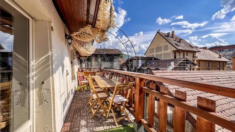 Superb duplex apartment with a floor area of almost 100 m2 at the entrance to Annecy's old town! You'll soon be enjoying a charming, light-filled flat with a large, west-facing terrace offering panoramic, authentic views over the rooftops of the old ...