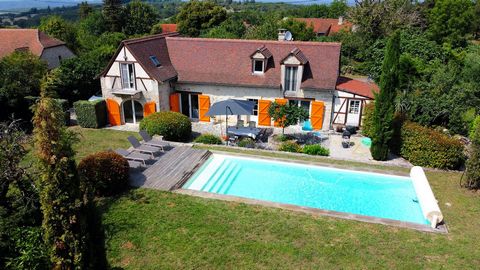 Between Cajarc and Limogne, in a typical Caussenard village on the way to Compostela, here is an authentic Quercy house, completely renovated inside and out. You will find modern comfort there: heated swimming pool, recent a bathroom with toilet in e...
