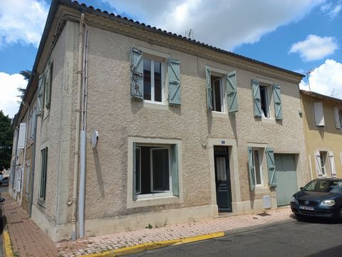 Close to shops and the beautiful Place de Mirande, come and move into this pleasant and bright house. It has a living area of approximately 75 m2. It consists of an entrance hall, a living room, a kitchen and a pantry. Upstairs: two spacious bedrooms...