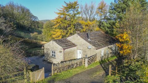 This 3 bedroom detached home has great equestrian facilities, a super tucked-away yet convenient location and a generous parcel of land amounting to approximately 10 acres in all. Well presented accommodation is joined by a barn / stable, roundpen, g...
