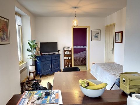 Ideal pied-à-terre or rental investment (Airbnb) close to the center and shops of Saint-Quay-Portrieux and its casino, type 2 apartment of about 33m2 on the 2nd and last floor of a small residence secured by intercom. The apartment consists of a livi...