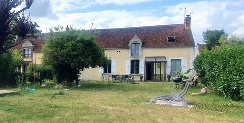 Close to the village.close to hiking trails. Old house with a surface area of about 125 m2, it consists of a living room with insert fireplace of a surface area of about 21 m2, fitted kitchen open to the living room, dining room, a hallway, toilet, p...