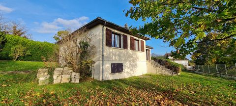 Ref. 2785 North Burgundy, CLAMECY, close to the town centre, schools Pavilion 100 m2 of living space comprising on the ground floor entrance to corridor, living room, kitchen, four bedrooms, bathroom-WC. Attic above. Basement, garage, laundry room, o...