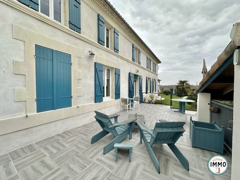 About 10 minutes from Meschers (beaches, shops, cinema, bowling, karting....) and 8 minutes from Cozes (shops, doctors, schools/colleges, restaurants...), in our magnificent region of the Gironde Estuary, we offer you this property composed of a beau...