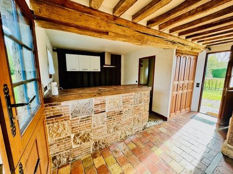 Pom'immo offers for sale, 2km from the center of Pont-l'Eveque, this thatched cottage of about 100m2 comprising on the ground floor an entrance, an open kitchen, a living room with fireplace, an office and a laundry/toilet room. Upstairs, a landing l...