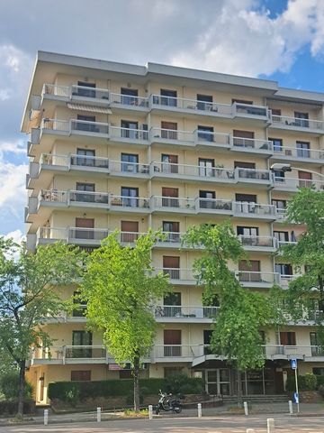 Large apartment of 105 m2 in Carrez, 10 minutes from the city centre. Located on the 1st floor of a well-maintained residence, this apartment is ideal for setting up your liberal activity. Existing PRM access. All liberal activities are accepted, doc...