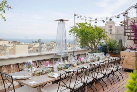 One of the most exclusive Palace in Palma's old town, just next to Plaza de Cort with the City Hall opposite and luxury hotels like Hotel Cort and Hotel Mama. The building consists of three apartments and a large roof terrace with fantastic views ove...