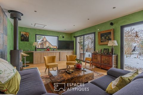 On the heights and a stone's throw from the village of Grand Lemps, it is the starting point for beautiful and rich walks. This 19th century Dauphine residence of 177 m2 of living space, with breathtaking views of the mountains, has been recently ren...