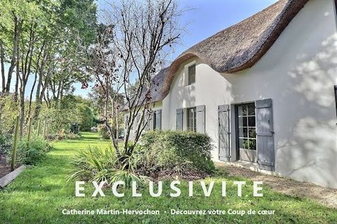 Loire-Atlantique, St André-des-Eaux (44117) - Exclusively - Catherine Martin-Hervochon presents this late nineteenth century thatched cottage, renovated, with 5 bedrooms, built on a plot of more than 1200 m² with heated swimming pool - Close to ameni...