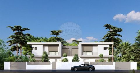 Description 3 bedroom villa, under construction, in Abrunheira / Sintra. For families looking to live with peace of mind. With a modern design, it has 145m² of floor space and is set on a plot of 300m². Large garden, swimming pool and parking for 2 c...