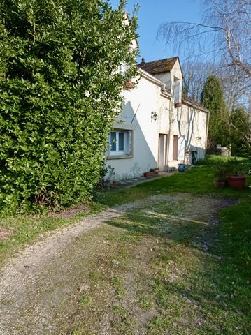 We offer you this property in OCCUPIED LIFE with right of use and habitation for life for the benefit of a 72-year-old man. In the Lunain valley, 8 kms from Nemours and 17 kms from Fontainebleau, a lot of charm and character for this old house locate...