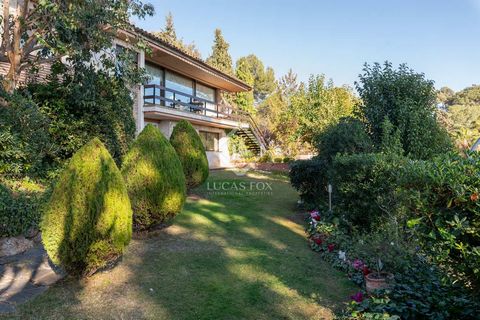 Lucas Fox presents you EXCLUSIVELY this impressive house with four winds on a 1,600m2 plot with panoramic views, offering a perfect balance between construction and natural environment. With a constructed area of 437m2 distributed on the ground floor...