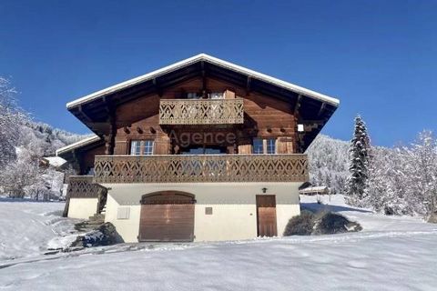 Chalet of approx. 90 m2 - Land of 899 m2 - 3 Bedrooms - 2 Bathrooms - Garage Very nice sun exposure for this chalet to renovate, located in Le Villard area, a few minutes from the center of Megève. Beautiful view of the mountains and Mont Blanc. A fi...