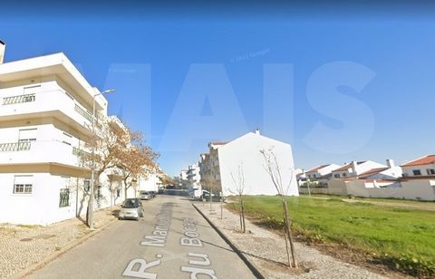 Plot with 234 m2 for construction of multifamily housing, inserted in a quiet area, in the center in Samora Correia. Possibility of building with 3 floors, in a total of 9 housing fractions (3 fractions per floor). Next to services, schools, health c...