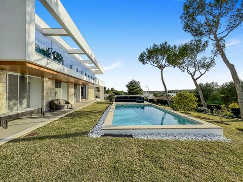 The villa for sale in Cala Vinyes impresses with its modern charm and clear architectural lines. From this property, you can enjoy breathtaking views of the enchanting panorama and the sea. The spacious terraces, both covered and uncovered, as well a...