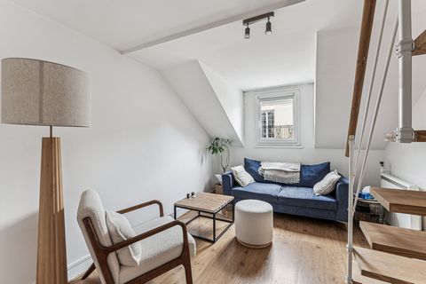 Immerse yourself in Parisian elegance with this apartment located on rue de Courcelles, a stone's throw from the Champs-Élysées. Ideal for 2 people, this space has a refined decoration, offering a cozy bedroom with a comfortable bed, a welcoming livi...