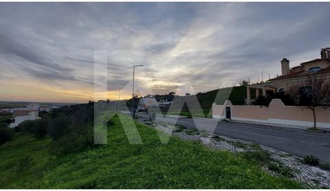 Plot of land for construction of 3 bedroom villa . It is inserted in a subdivision with 70 lots (allows the construction of semi-detached and townhouses) + basement (see allotment table below). Situated in Quinta da Belavista in Azambuja, it enjoys a...