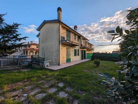 Castiglione del Lago, Loc. Badiaccia: Independent ground floor flat of approx. 40 sqm composed of: entrance-kitchen, double bedroom with access to the garden, hallway and bathroom with tub. The property includes private garden of about 40 sqm and gar...
