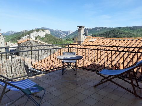 In the heart of Cathar Country, in the Corbières massif, one hour from the airports, spacious village house with two terraces overlooking the surrounding nature, the Bugarach peak and the castle of Peyrepertuse. On the ground floor, garage-workshop, ...