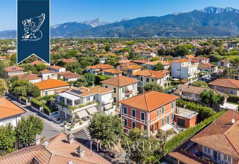 This villa is located in the center of the prestigious sea resort Forte dei Marmi in Tuscany. This historical building, which was originally owned by the municipal police, requires renovation and provides an excellent opportunity to create unique rea...