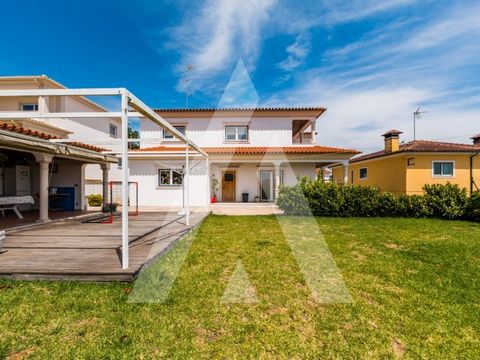 House with excellent location minutes from the city of Leiria. This villa consists of 3 floors: On the ground floor we can find an entrance hall with access to the living room, a living room with fireplace and a dining room. Kitchen properly equipped...