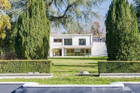 Ideally located on Avenue Leo Errera, close to the Bois de la Cambre and the Brugmann district's shops, we invite you to discover this beautiful modernist-style villa, built in 1955 by architect Jean E. Dumont, combining classic and Art-Deco features...