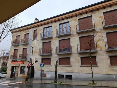 PRODUKT FÖR INVESTERING - NYBYGGT HEM TILL SALU PÅ REA. Enligt den tekniska rapporten är 84 % av det nya bostadshuset färdigt. i hjärtat av den konsoliderade staden El Escorial, en stad som valts som den representativa kärnan i Sierra de Madrid, bred...