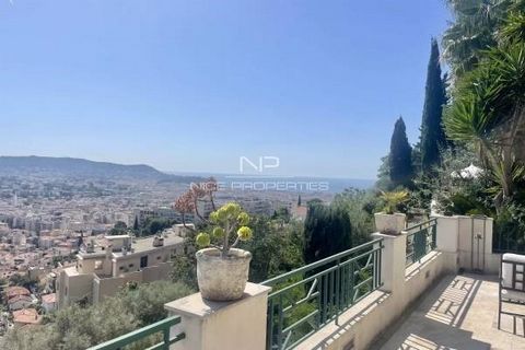 NICE PESSICART : In a dominant position, this superb Art Deco villa 295sqm (262 m² Carrez law) offers beautiful volumes, refined services and pleasant terraces. The main part of 203sqm, accessible by lift, is a duplex apartment opening onto a 110sqm ...