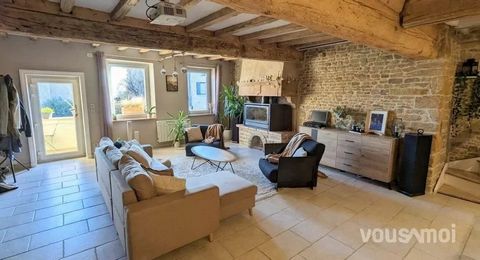 VOUSAMOI invites you to discover, just 15 minutes from Villefranche, in the heart of the town of Pierres Dorées, a charming town house of 149 m2 with a superb vaulted and independent room of 45m2, completely renovated. As soon as you arrive in this h...